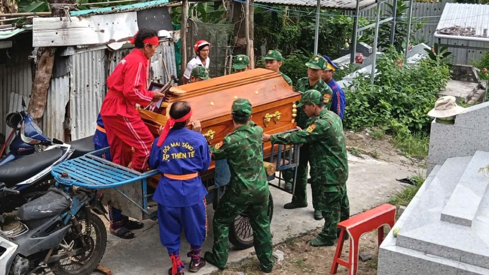Border guards and people joined hands to help bury a disadvantaged person. Photo: Provided by Border Guard