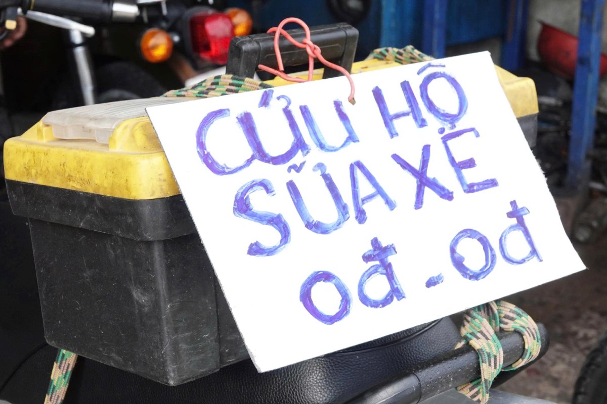 Tam bang don so voi dong chu “Cuu ho sua xe 0 dong“. Anh: Ta Quang