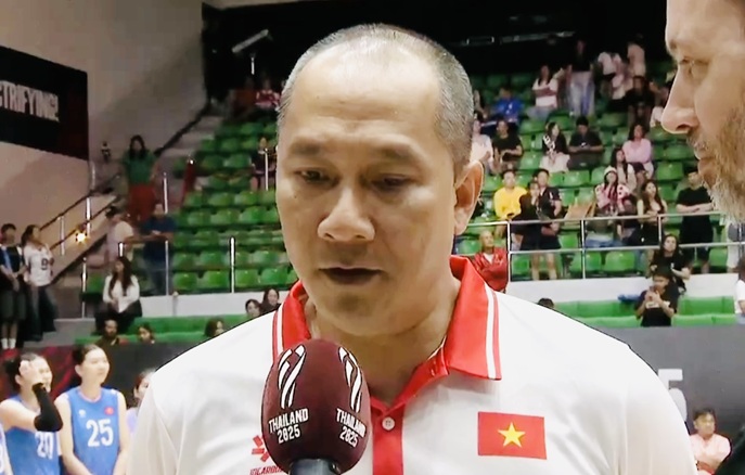 Coach Nguyen Tuan Kiet answered the media after the match. Photo cut from video