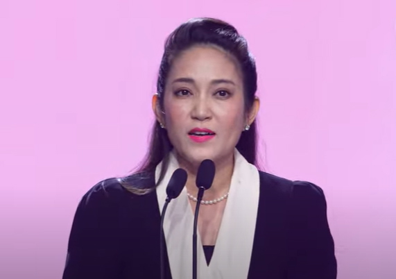 NSND Thanh Thuy phat bieu trong dem trao giai “Em xinh say hi“. Anh chup tu video
