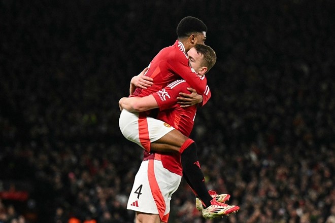 De Ligt dang ngay cang choi len chan trong mau ao Man United. Anh: AFP