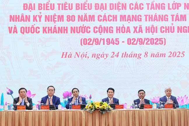 El miembro del Buro Politico y Presidente de la Republica Socialista de Vietnam Luong Cuong asistio a la reunion. Foto: Bao Han