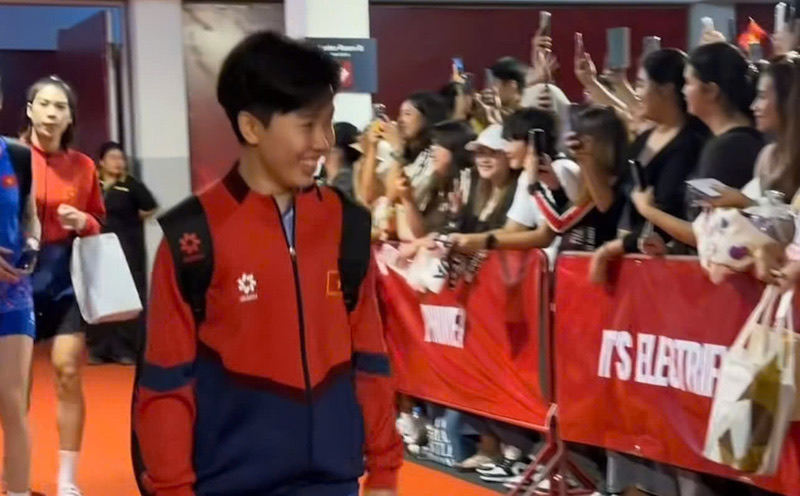 The audience cheered on the Vietnam women's volleyball team.