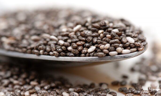 Comparison of fiber and nutritional value of chia seeds and psyllium seeds. Photo: Thuy Duong
