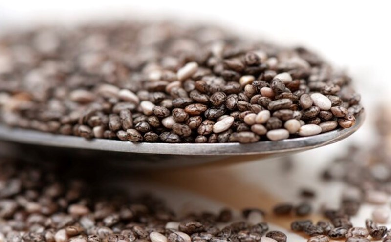 Comparison of fiber and nutritional value of chia seeds and psyllium seeds. Photo: Thuy Duong