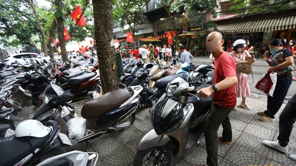 People and tourists need to pay attention when sending vehicles to see the A80 festival. Photo: Minh Chien