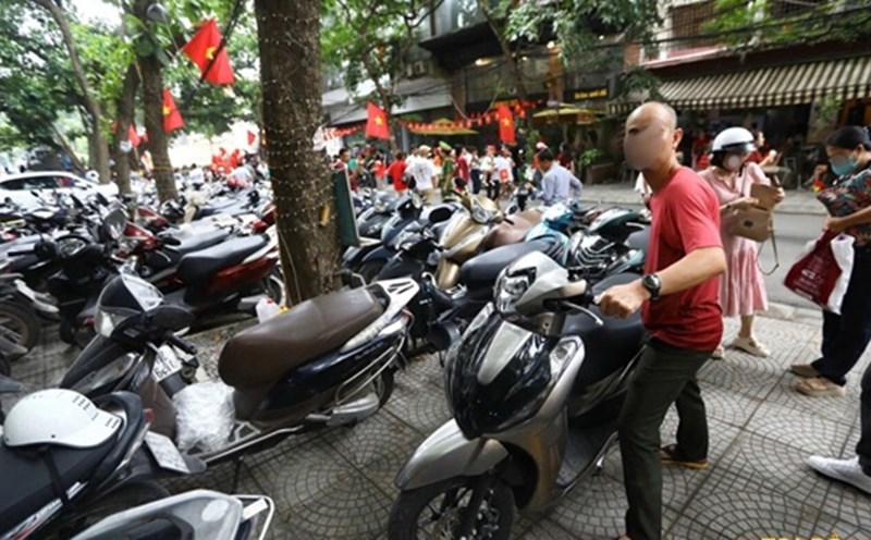 People and tourists need to pay attention when sending vehicles to see the A80 festival. Photo: Minh Chien