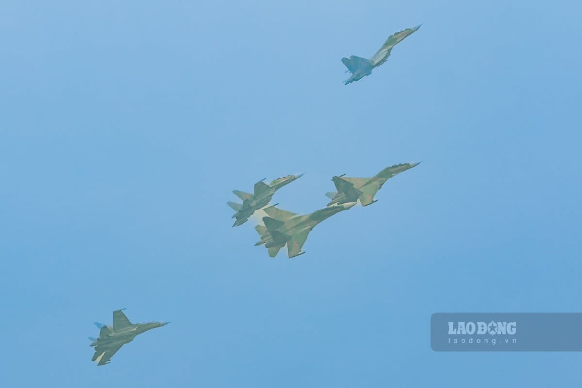The air force practiced in the sky of Hanoi to prepare for the parade on September 2. Photo: Hai Nguyen