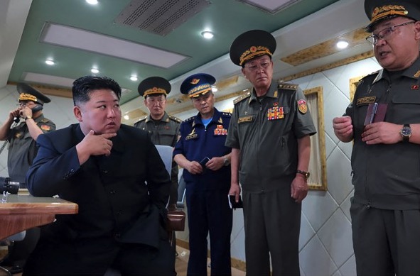 Kim Jong-un supervisa el lanzamiento de misiles de Corea del Norte el 23 de agosto de 2025. Fuente: AFP