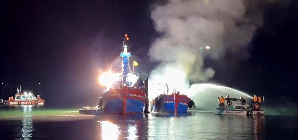 Quang Ngai provincial authorities actively extinguished the fire on the fishing boat. Photo: Quang Ngai City