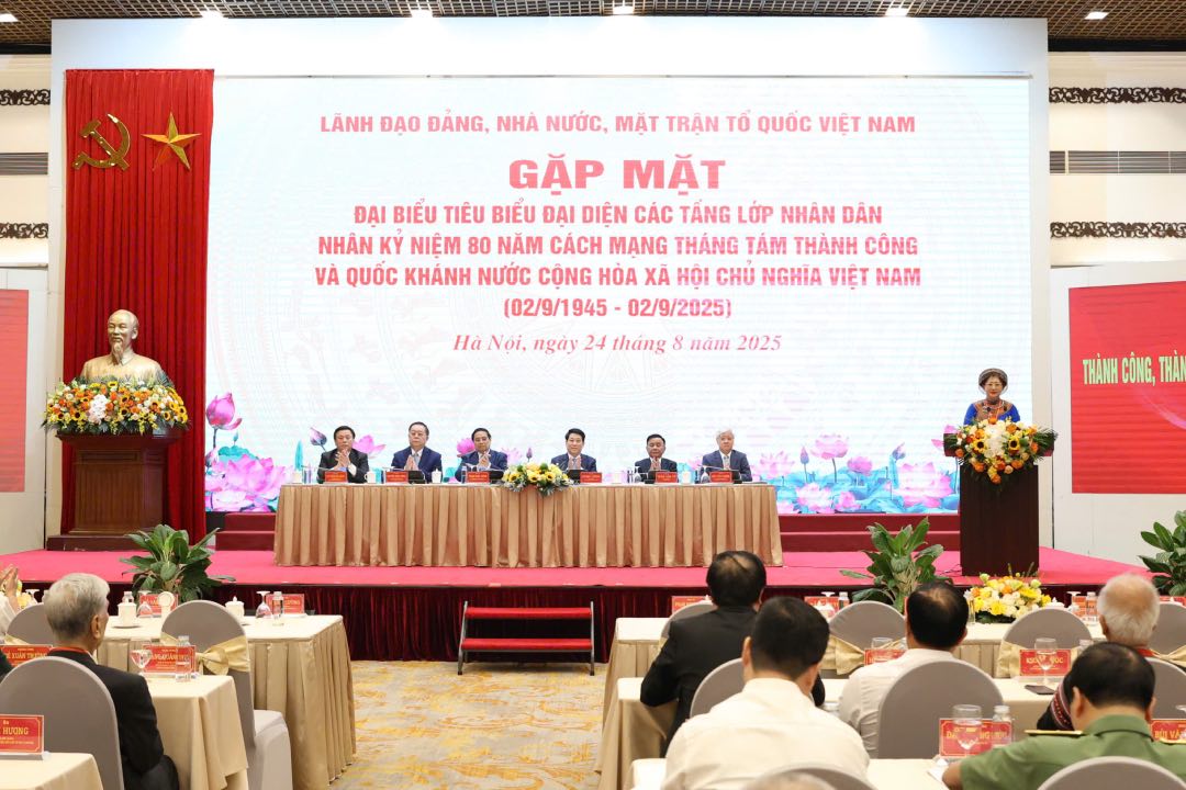 Cac dong chi chu tri buoi gap mat lang nghe tham luan tu dai bieu. Anh: Bao Han
