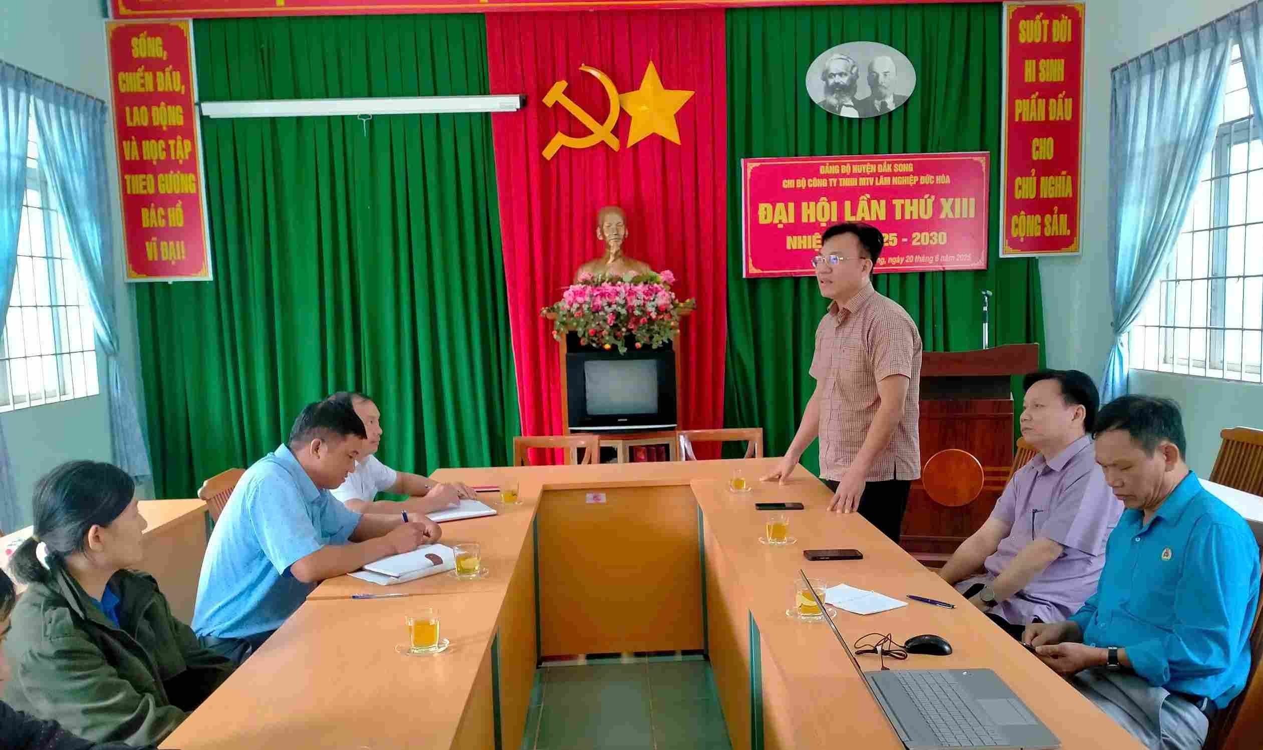 람동성 노동총연맹 실무단이 Duc Hoa 임업 유한회사 노동조합을 방문하여 업무 협의를 하고 있습니다. 사진: 노동조합 업무위원회