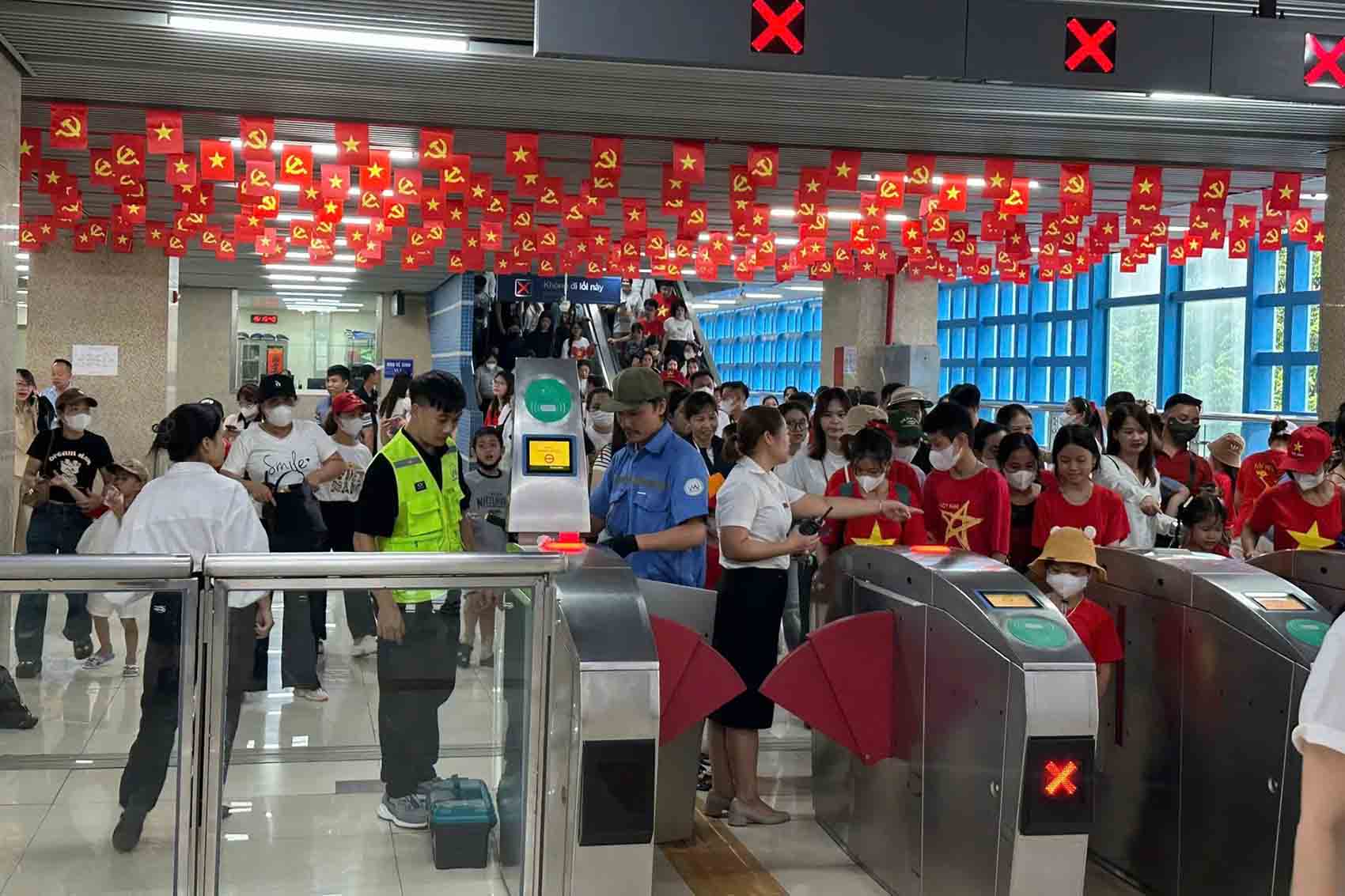 People use the train to watch the parade and parade. Photo: Pham Van