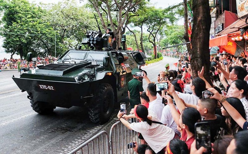 People waved to welcome the armored vehicle carrying the XTC-02 army across Thanh Nien street to the gathering point, ready to participate in the training session on the evening of August 24. Photo: To The