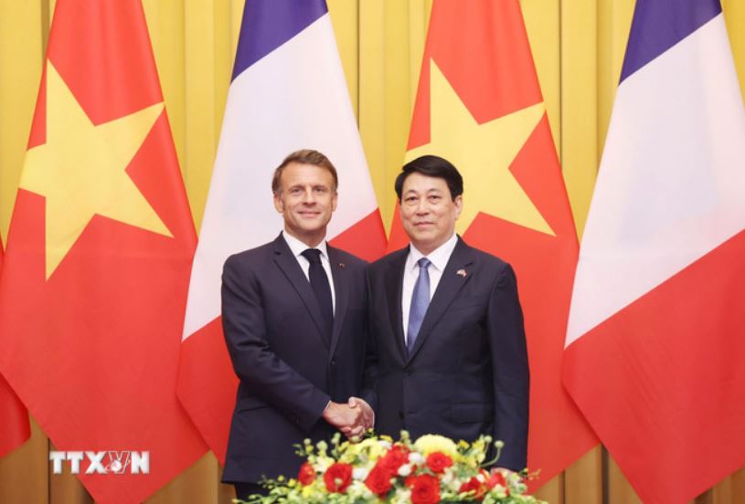 Chu tich nuoc Luong Cuong va Tong thong Phap Emmanuel Macron chup anh chung truoc hoi dam, thang 5.2025. Anh: TTXVN 