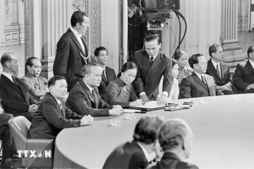 Bo truong Ngoai giao Chinh phu Cach mang lam thoi Cong hoa mien Nam Viet Nam Nguyen Thi Binh ky van kien Hiep dinh Paris ve cham dut chien tranh, lap lai hoa binh o Viet Nam, ngay 27.1.1973, tai Trung tam Hoi nghi Quoc te o thu do Paris, Phap. Anh: TTXVN