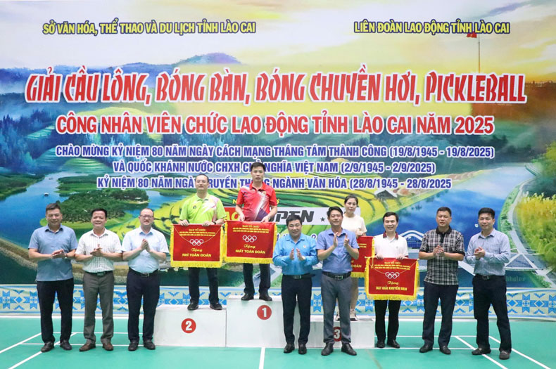 Lanh dao Lien doan Lao dong tinh Lao Cai trao giai chung cuoc cho cac doan tham du. Anh: Manh Hung