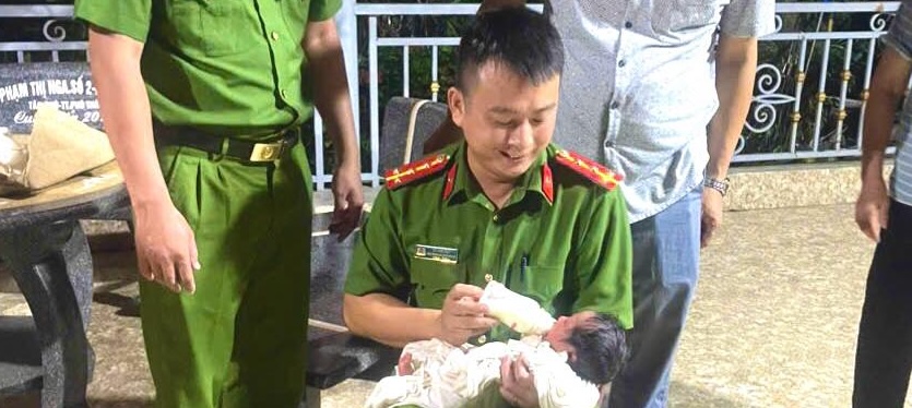 An Thanh Commune Police (Hai Phong City) coordinated to take care of the newborn baby boy abandoned at Dien Khanh Pagoda. Photo: An Thanh Commune Police
