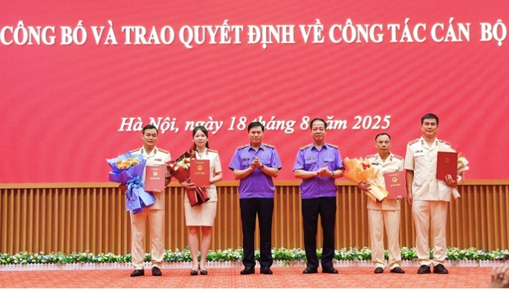 The leaders of the Supreme People's Procuracy presented the appointment decision to the personnel. Photo: Supreme People's Procuracy