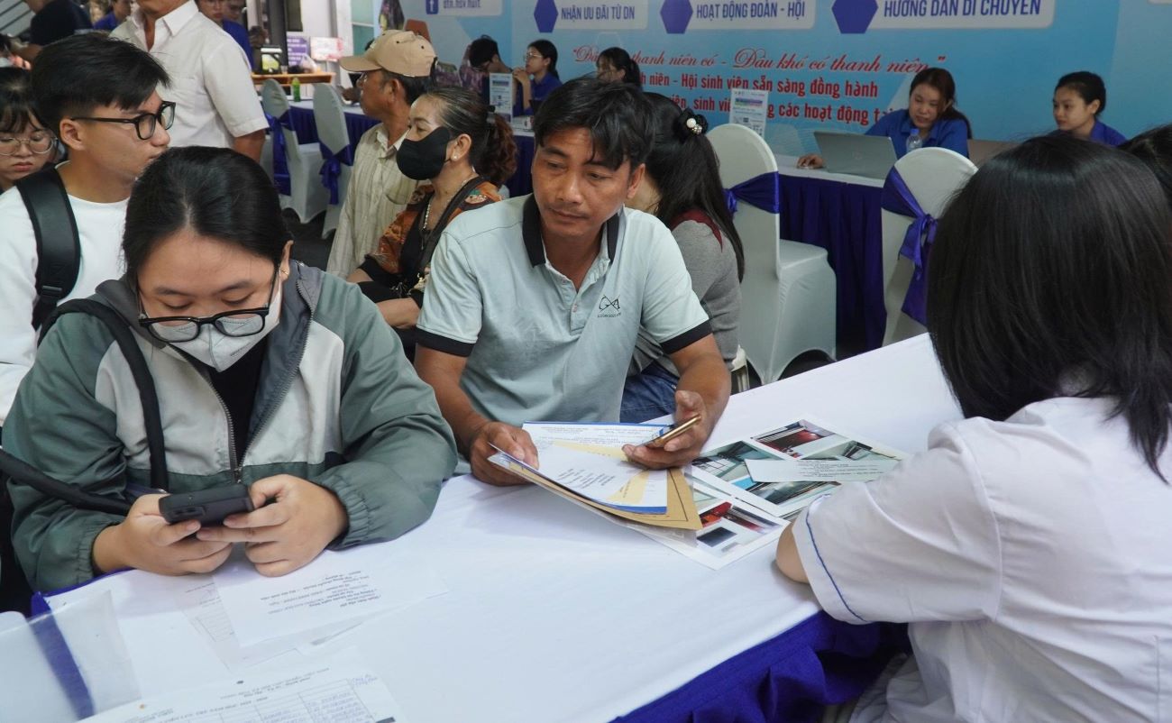 Parents and candidates will study at Ho Chi Minh City University of Industry and Trade in 2025. Photo: Chan Phuc