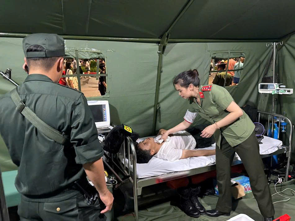 Officers, doctors, and nurses performed first aid and transferred to the hospital. Photo: Hanoi Police
