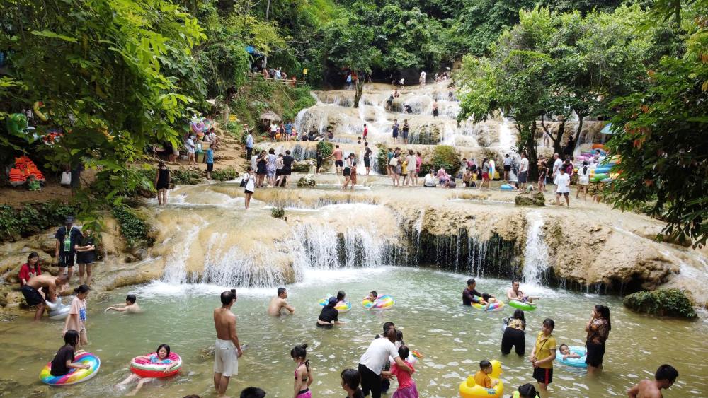 Nhung nam gan day, Thac May la diem den hap dan cho cac du khach trong va ngoai tinh. Anh: Quach Du