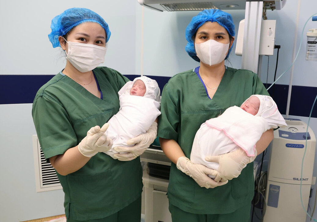 Phu Tho Obstetrics and Pediatrics Hospital has just welcomed twins who became the 1,000th and 1001st healthy babies born thanks to IVF techniques. Photo: BVCC