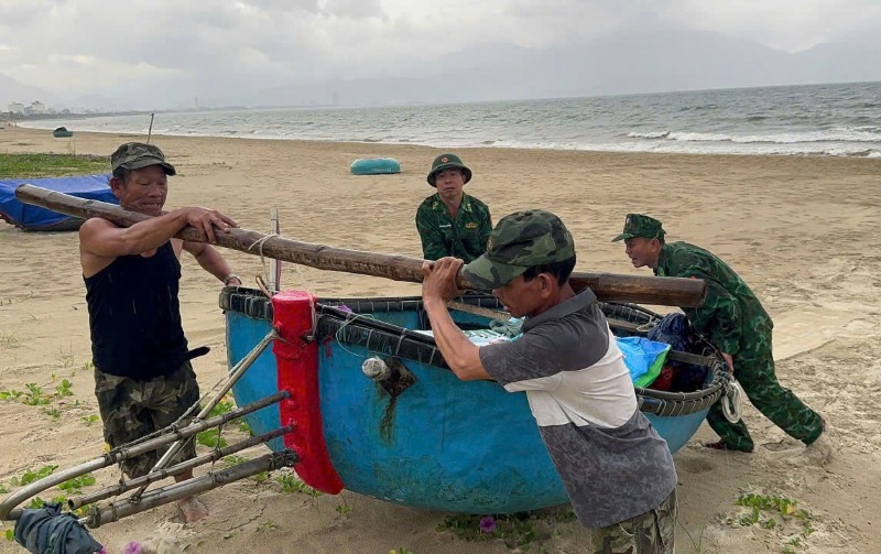 Luc luong bien phong Da Nang giup dan di doi tau thuyen den noi tranh tru bao so 5. Anh: Hong Anh