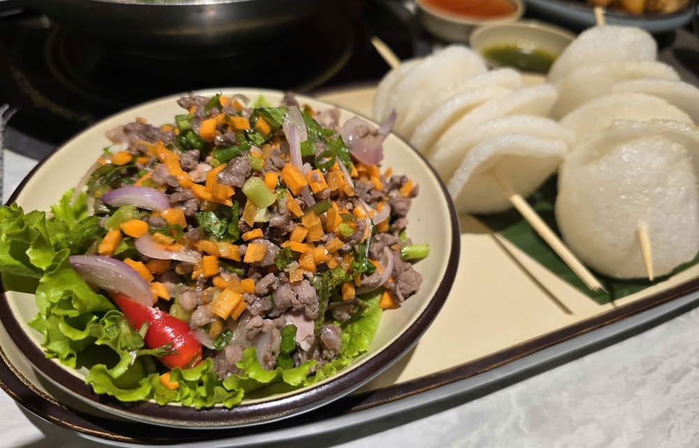 Make Thai beef Larb with strange shrimp inflate to taste for family meals. Photo: Tuan Dat