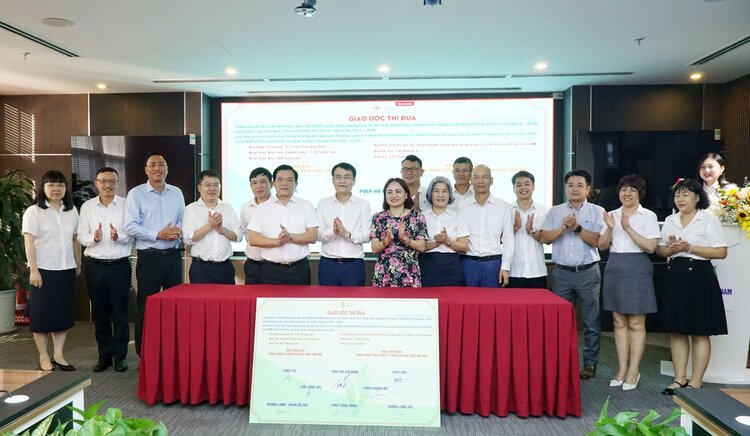 응이엠 투이 란 여사(꽃무늬) – 페트로베트남 노동조합 위원장이 노동조합 간부와 PVEP 프로젝트 부서 대표들이 경쟁 협약을 체결하는 것을 지켜보고 있습니다. 사진: 마이 프엉