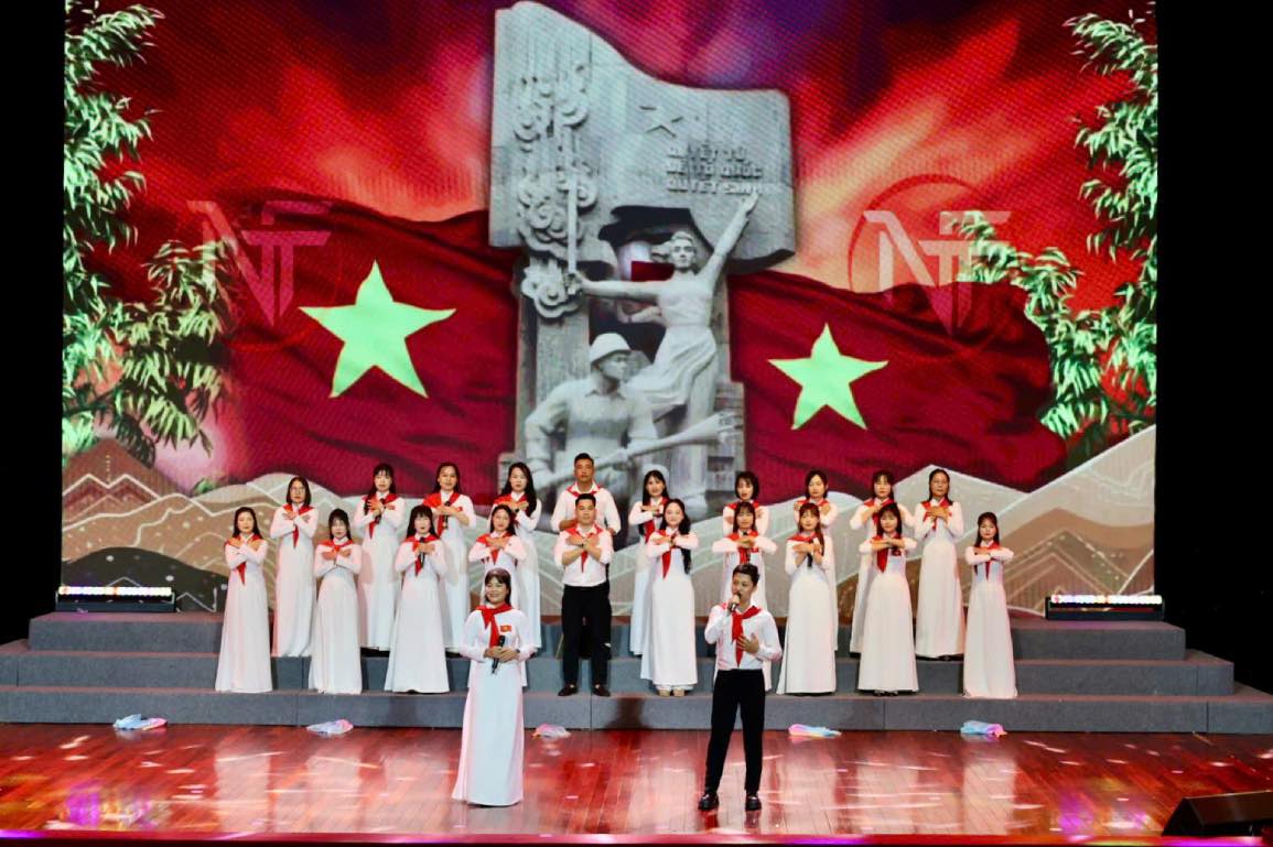 프로그램의 문화 예술 공연. 사진: Quyet Chien