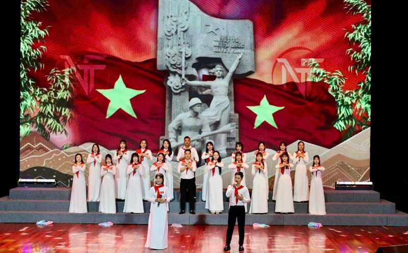 An art performance at the program. Photo: Quyet Chien