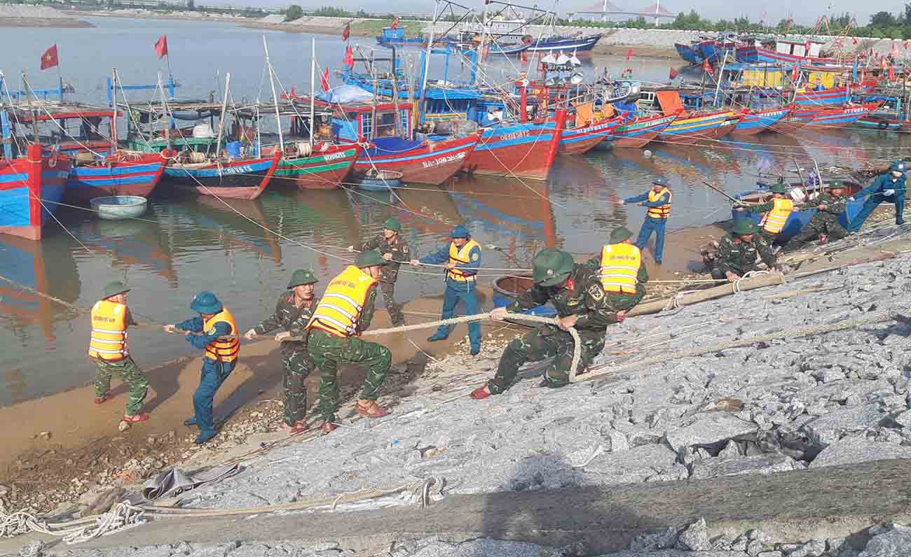 Bo doi Bien phong ho tro keo tau thuyen neo dau o cang Xuan Hoi. Anh: Tran Tuan.