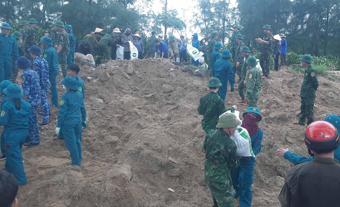 Hundreds of people reinforce the coast in Dan Hai commune, Ha Tinh province. Photo: Tran Tuan.