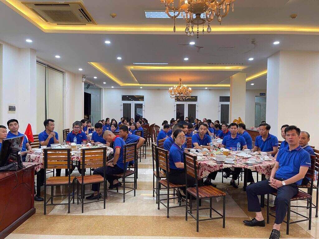 베트남 협동조합 은행 흥옌 지점은 단결 분위기 속에서 노동조합 점심 식사를 조직합니다. 사진: 베트남 협동조합 은행 흥옌 지점