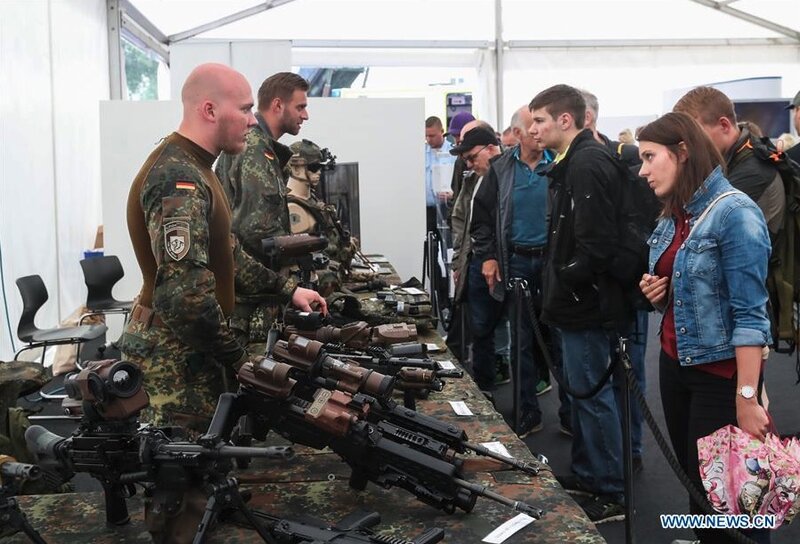 독일 군대가 행사에서 방문객들에게 무기를 소개하고 있습니다. 사진: 신화통신