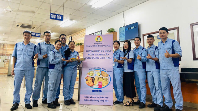 회사 노동자들이 노동조합 점심 식사에 참여하는 것을 돕기 위해 기뻐하고 있습니다. 사진: Huong Giang