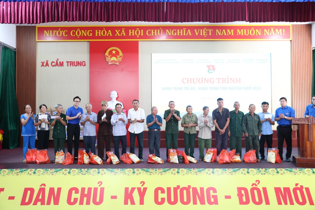 Doan trao tang 15 suat qua toi cac thuong, benh binh va gia dinh chinh sach tai xa Cam Trung