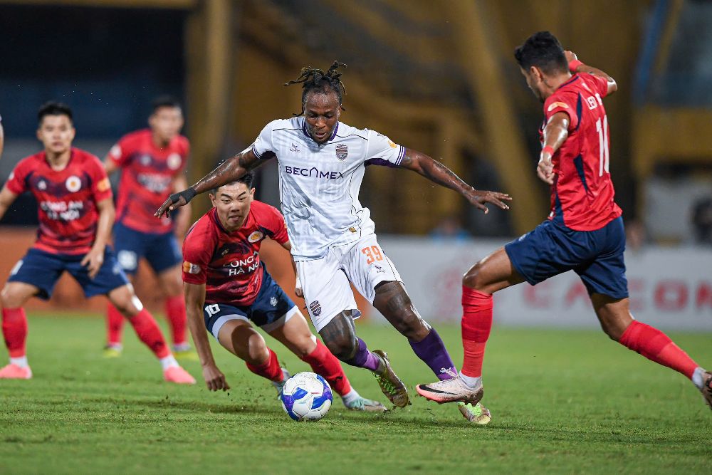 Hanoi Police (red shirt) has many opportunities to defeat Becamex HCMC despite playing away. Photo: CAHN