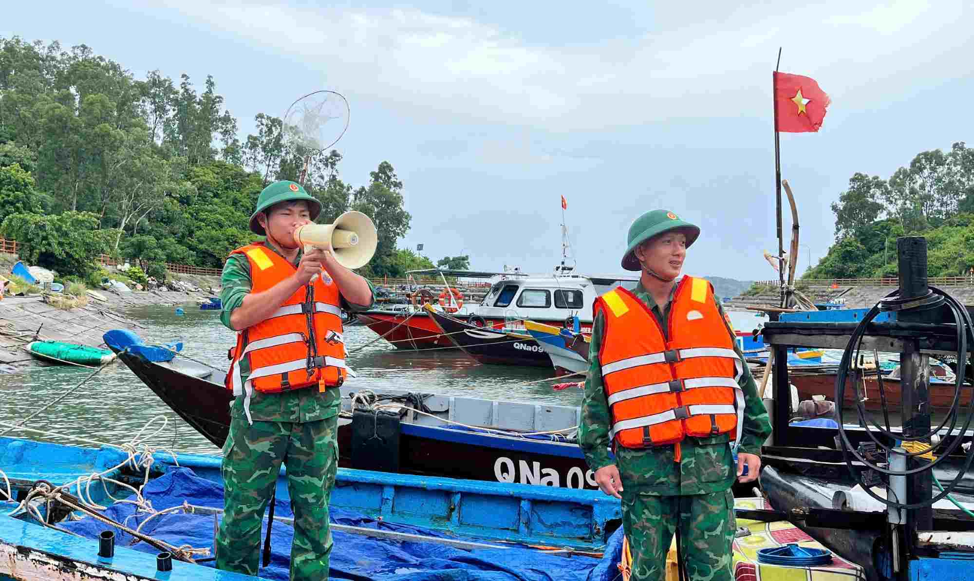 Cu Lao Cham Border Guard Station, Da Nang propagates and guides fishermen to anchor their boats to avoid storm No. 5. Photo: Tam Thanh