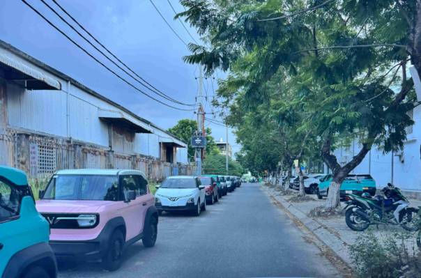 El Comite Popular del barrio de Hoa Xuan (ciudad de Da Nang) acaba de trabajar y exigir a la empresa en el numero 3 Pham Hung que detenga el estacionamiento de automoviles en la acera. Foto: Proporcionada por la gente