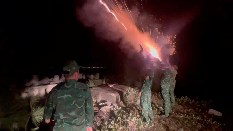 Da Nang Border Guard fired warning flares of danger from the impact of storm No. 5. Photo: Hong Anh