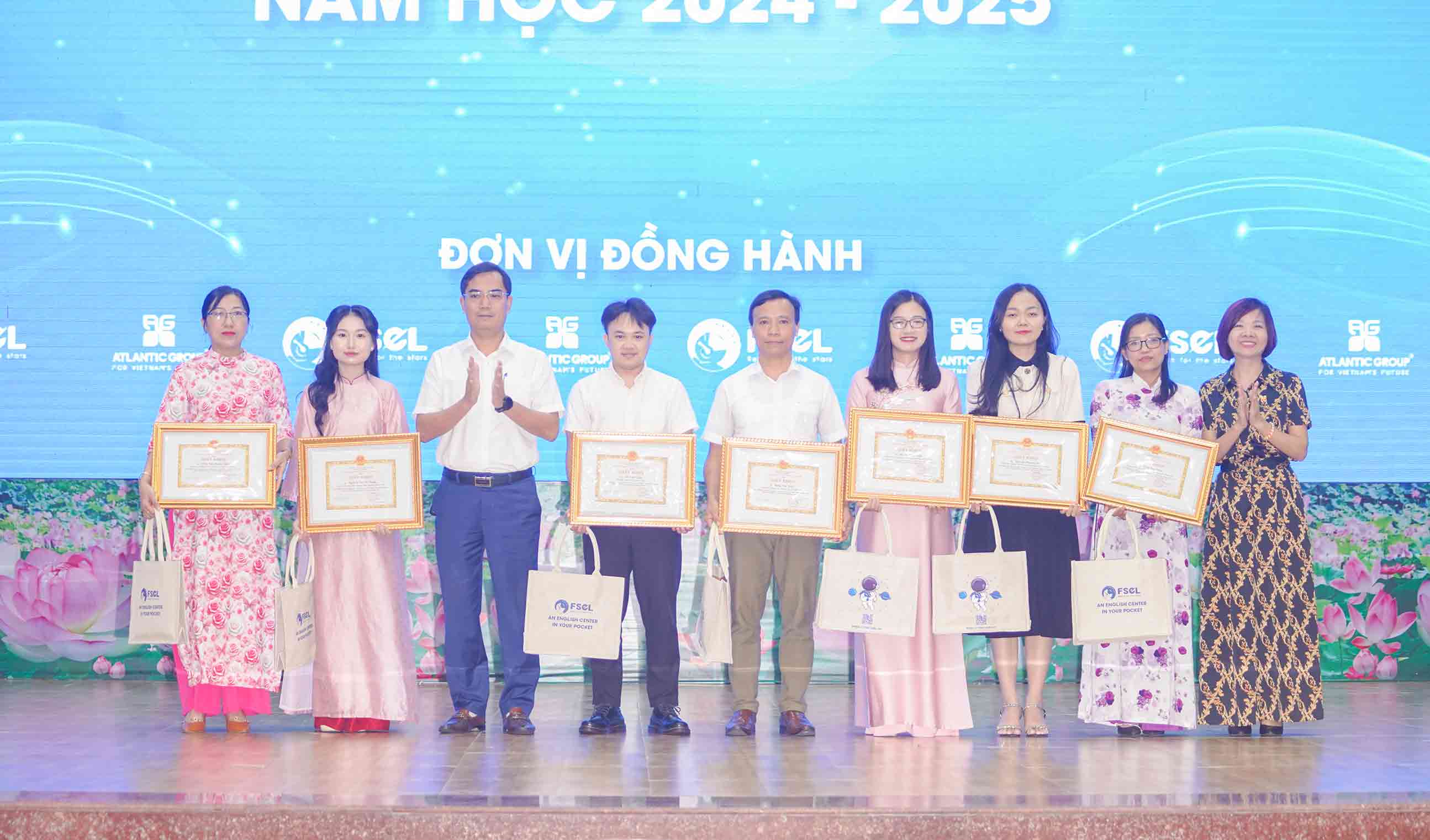 Lanh dao So Giao duc va Dao tao tinh Nghe An trao giay khen 