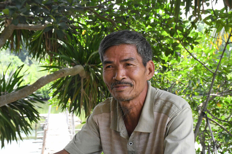 Ong Duong Dinh Luc lam nong, cuoc song kho khan, ong rat mong duoc nhan tien thuong vi co cong vot duoc co vat va giao nop cho nha nuoc. Anh: Vien Nguyen