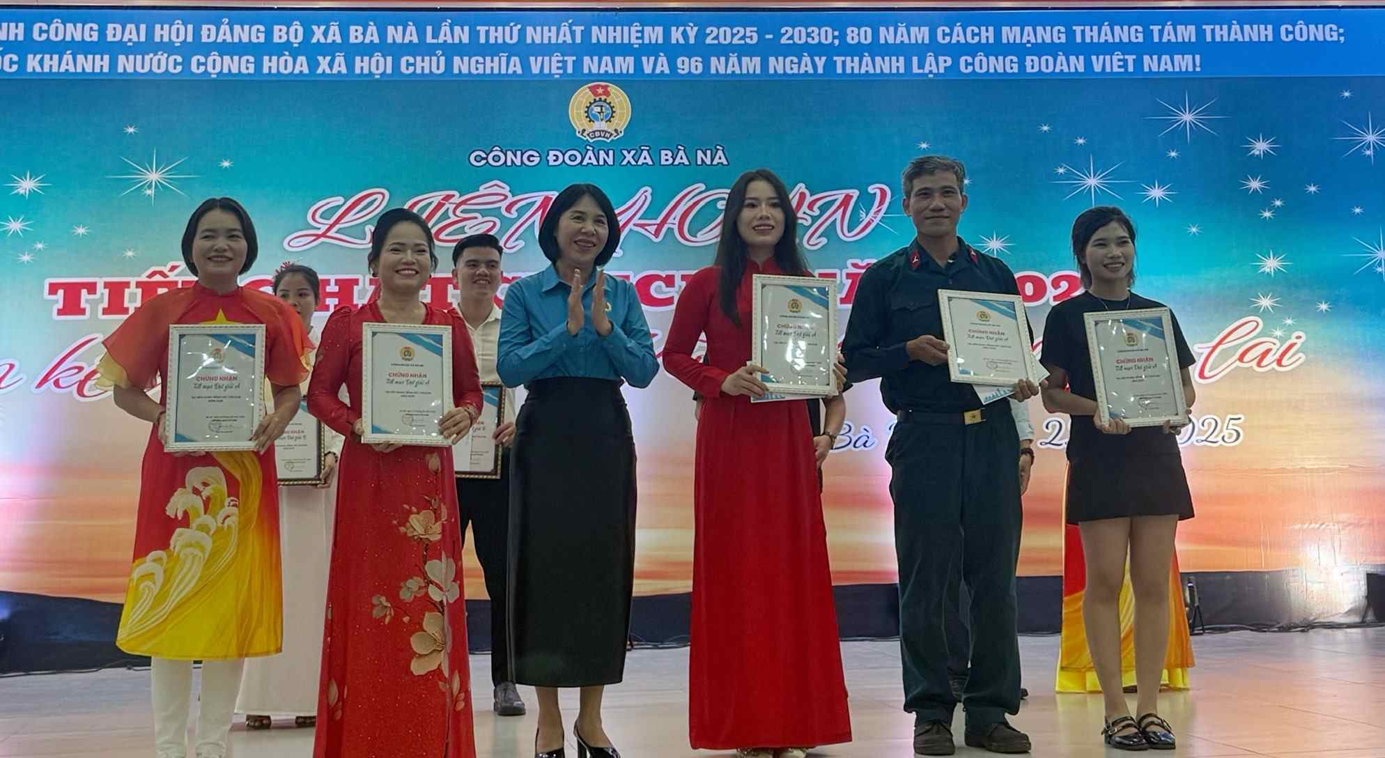 다낭시 바나 사회 노동조합은 최근 노동자 찬라 공무원 찬라 노동자 노래 축제를 성공적으로 개최했습니다. 사진: 안 니엔