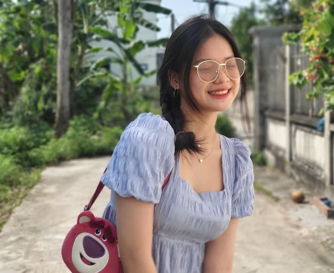 El color azul del vestido sera una eleccion delicada y ligera para las mujeres que pasean en dias soleados. Foto: Phuong Linh