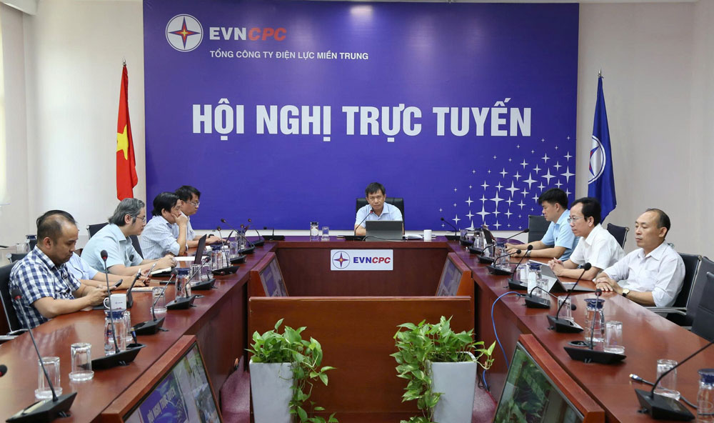 M. Nguyen Huu Khanh - Directeur general adjoint de la Societe generale d'electricite du Centre (EVNCPC) - preside une reunion en ligne avec les unites membres sur la reponse a la tempete n° 5. Photo : Ngoc Thach