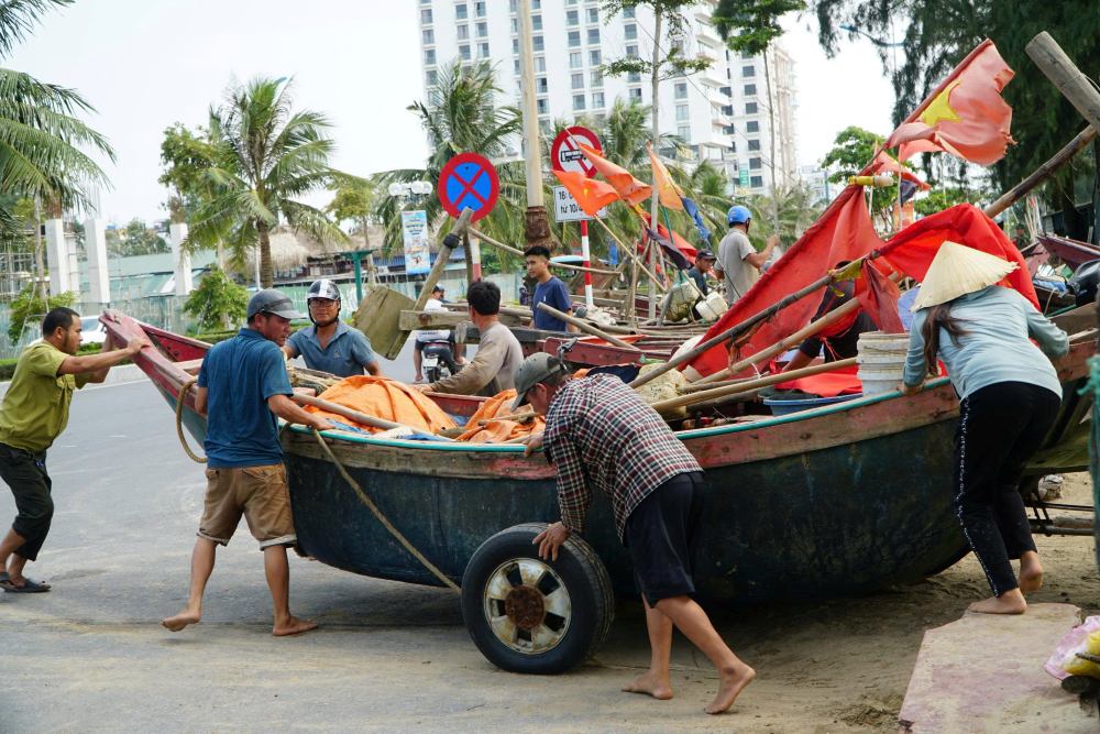 Ngu dan o phuong Sam Son, tinh Thanh Hoa hoi ha dua tau thuyen len duong Ho Xuan Huong de tranh tru bao so 5. Anh: Quach Du
