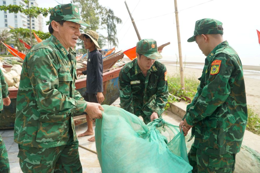 Trong sang ngay 24.8, rat dong luc luong chuc nang den ho tro ngu dan dua tau thuyen len bo de tranh tru bao. Anh: Quach Du