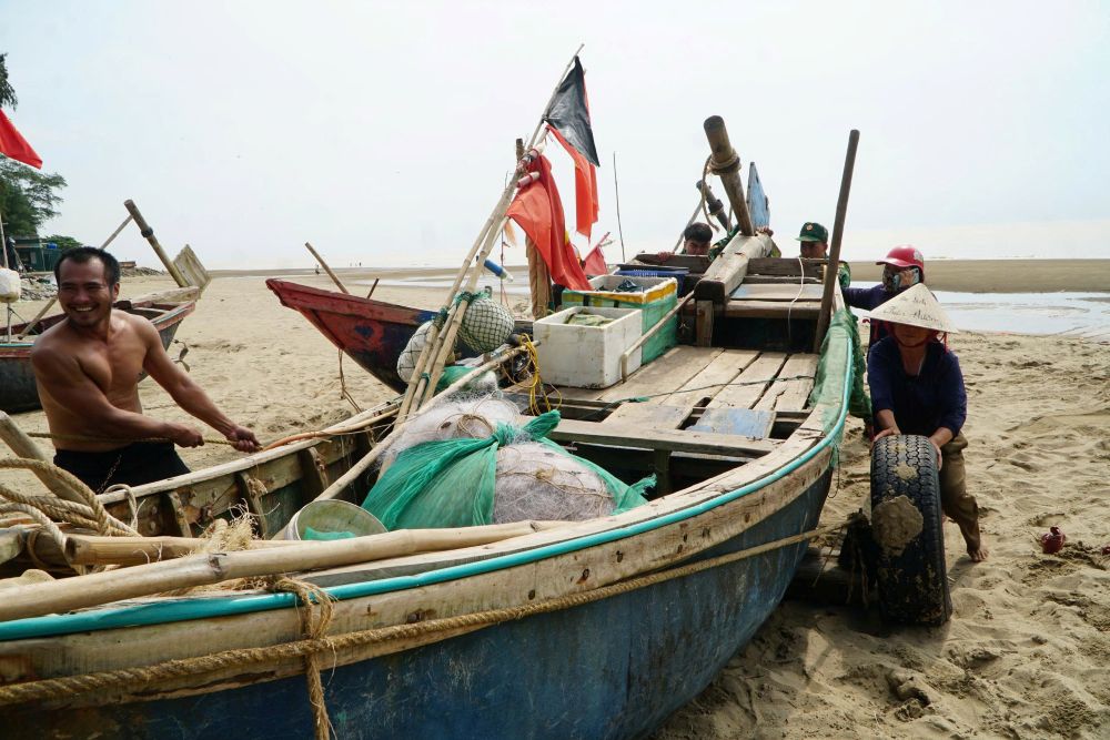 Ngu dan khan truong dua nhung chiec thuyen tu bai bien len khu vuc duong Ho Xuan Huong de tranh tru, dam bao an toan truoc bao so 5. Anh: Quach Du